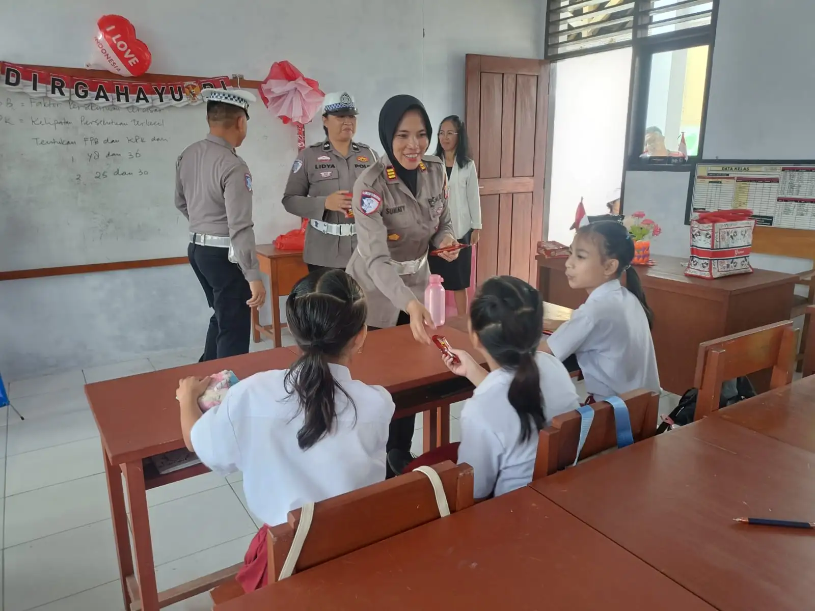 Sat Lantas Polres Minahasa Gelar Aksi Humanis, Bagikan Snack dan Edukasi Keselamatan Lalu Lintas